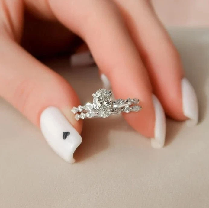 Anillo de compromiso de moissanita de corte ovalado real de oro blanco de 14 quilates de 2,50 TCW Foto 2 de 4