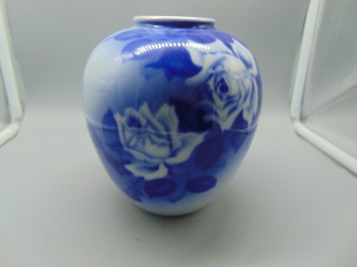 Jarrón de vidrio artístico rosas blancas cobalto y blanco - Imagen 4 de 4