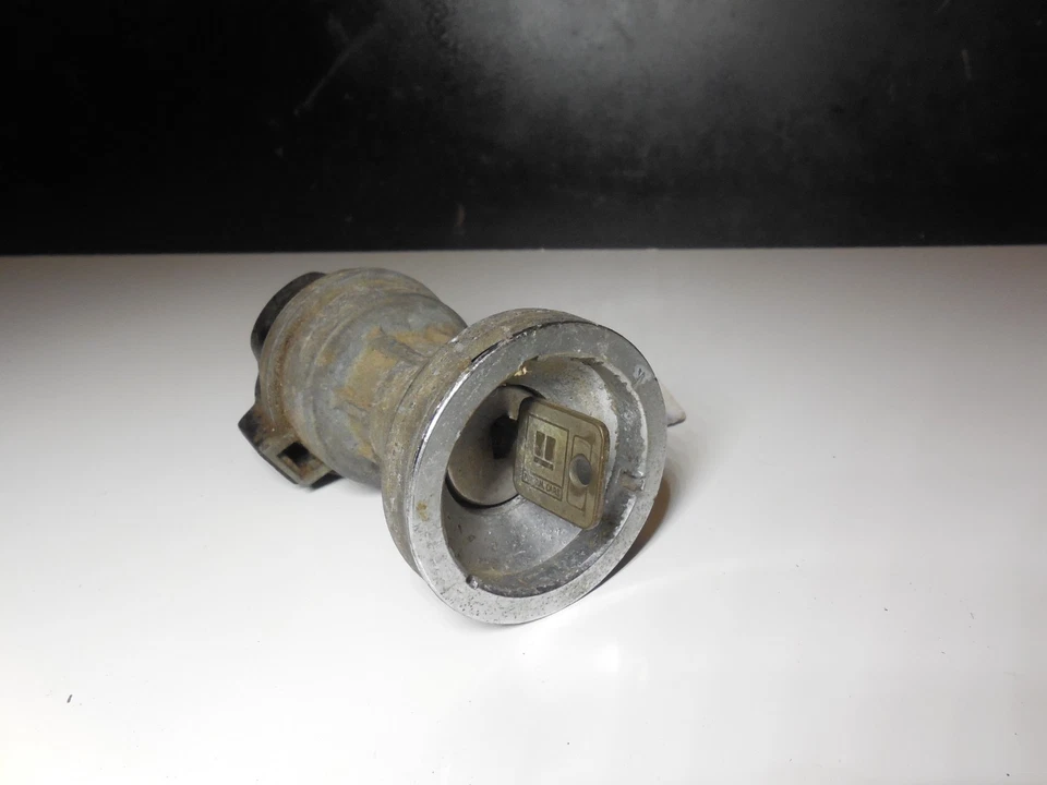 Interruptor de encendido espaciador con llave 3918894 68-1972 Chevrolet Pickup C10 K5 K10 C20 Foto 2 de 4