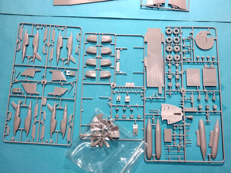 DC-130 DIRECTOR Italeri No.148 172 , versione special del Lockeed C-130 Hercules - Immagine 3 di 4