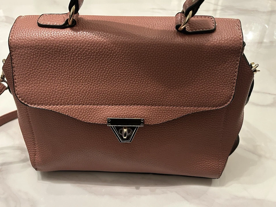 Elegant Blush Pink Structured Handbag – Textured Faux Leather – Gold Hardware – - Image 3 of 4