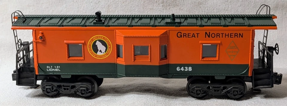 Lionel 6-6438 Great Northern Illuminated Bay Window Caboose - Image 4 of 4