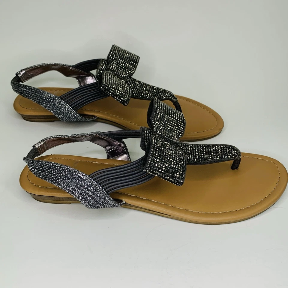 Sandalias Material Girl para mujer gris plata con lazo brillante talla 7,5 M Foto 3 de 4