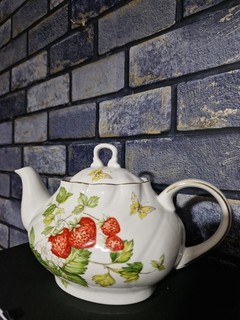 Queen's Fine Bone China Tea Pot ... Virginia Strawberry Collection
