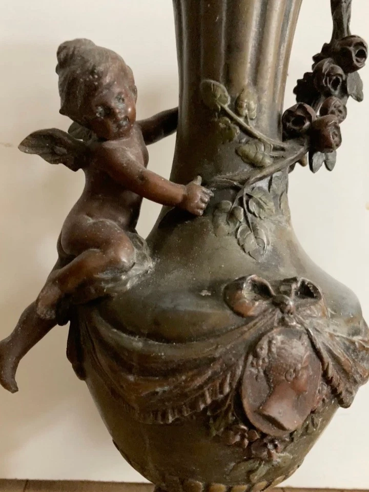Paire De Vase Bronze Et Régule Art Nouveau, ornés de petits anges en bronze - Photo 2/4