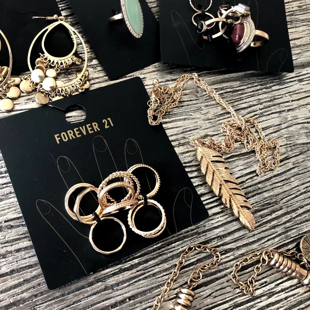 LOTE de Joyas Forever 21 Anillos Mixtos, Collar y más Foto 4 de 4