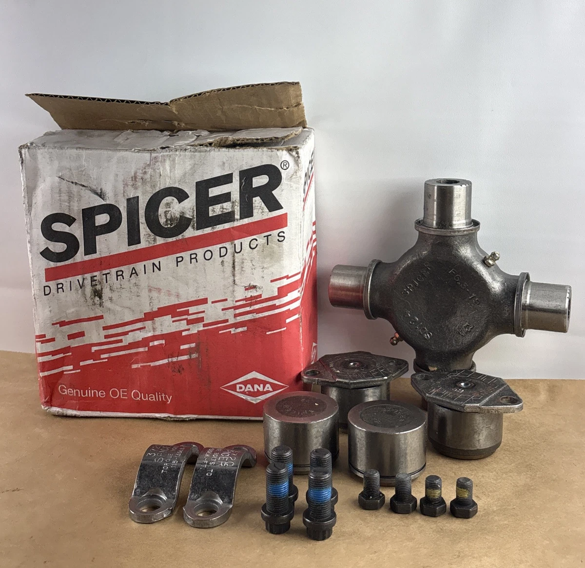 VOLVO Genuine SPICER 3918980 UNIVERSAL JOINT KIT photo 1