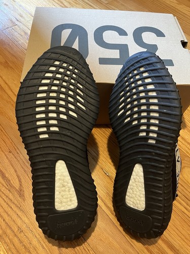 Yeezy 350 v2 Oreo Size 11 - Picture 5 of 6