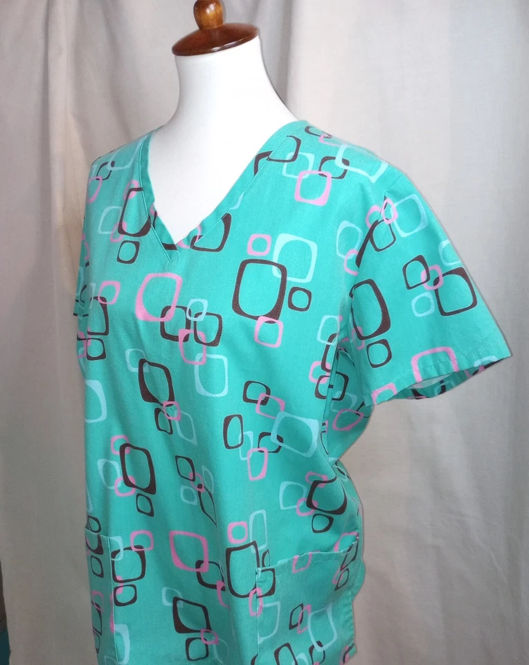 Top exfoliante geométrico turquesa talla L de SB Scrubs medidas de la vida real a continuación Foto 3 de 4