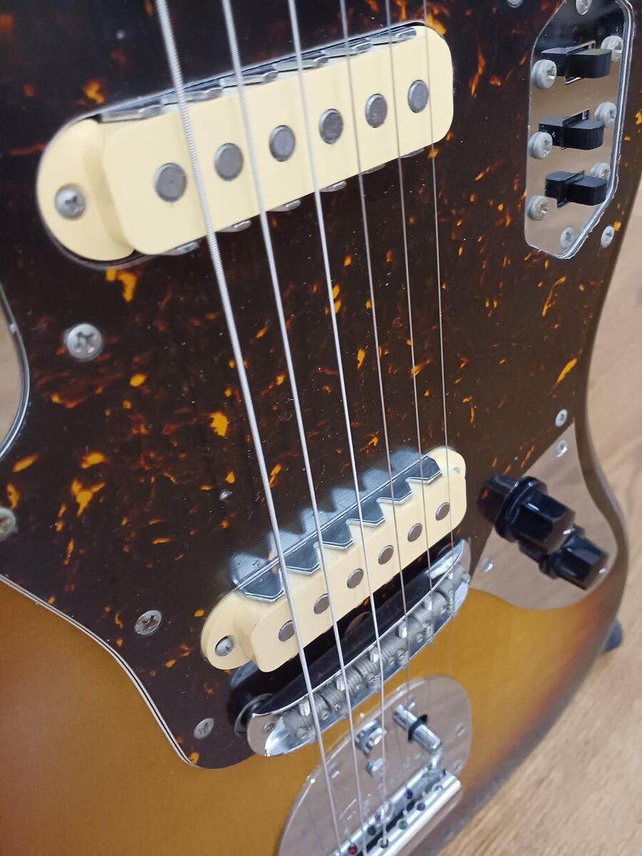 Fender Japan Jaguar JG66-93 3TS Electric Guitar Crafted in Fender Japan Jaguar JG66-93 3TS Electric Guitar Crafted in