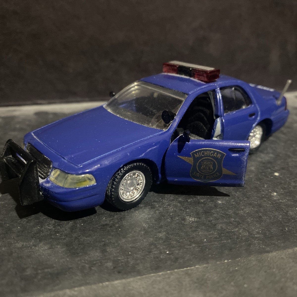 Minichamps 1/43 – Ford Focus Police Canine (K9) – État Neuf Sous Boîte