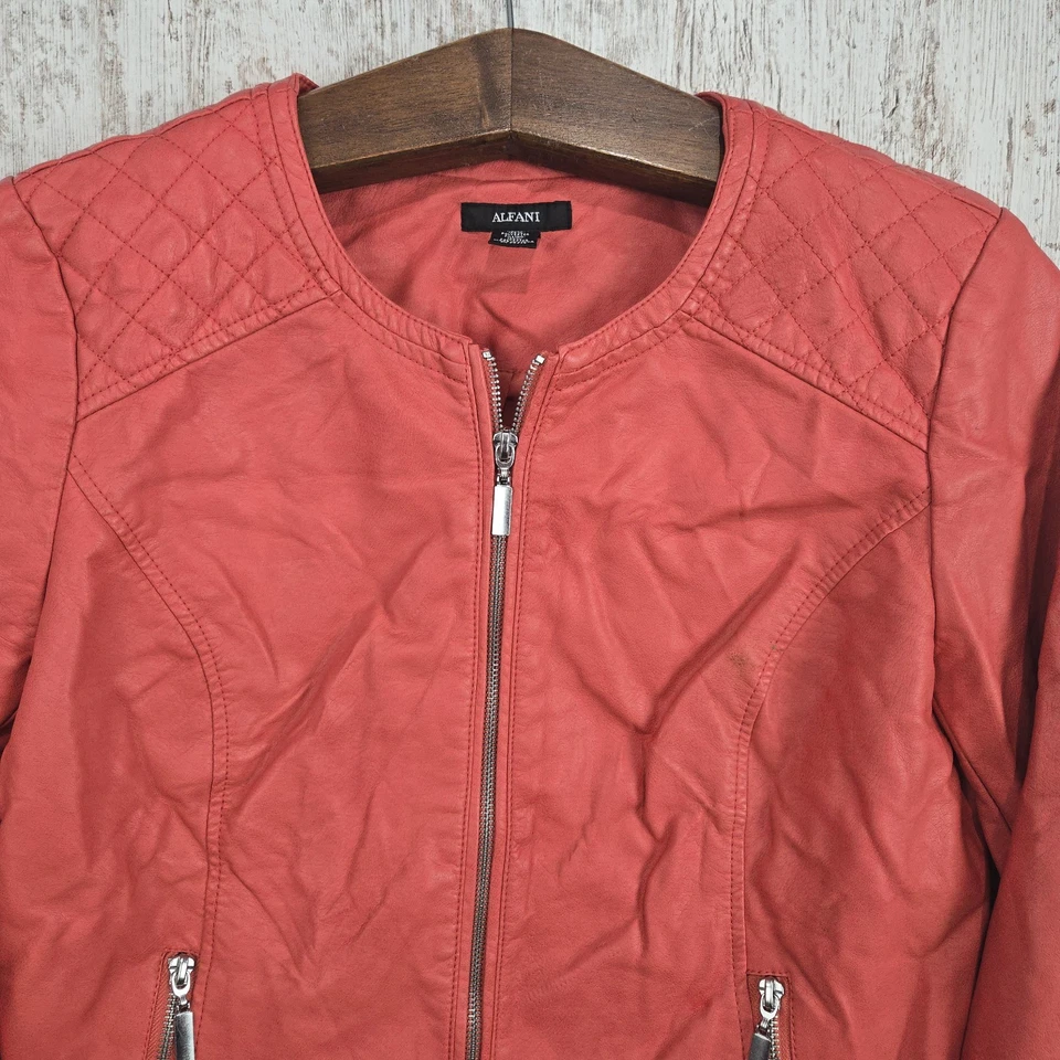Chaqueta Alfani Para Mujer Talla Mediana Coral Moto Imitación Cuero Cremalleras Plateadas Foto 3 de 4