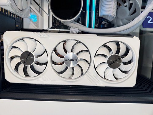 Gigabyte rtx 4070 ti super OC 16GB-White - 第 1/5 張圖片