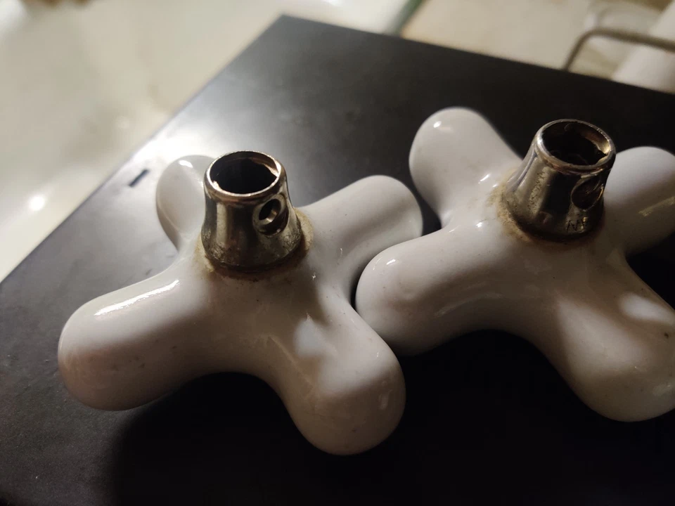 Manijas de grifo de baño cruzadas de porcelana de colección CALIENTES y FRÍAS manijas antiguas Foto 4 de 4