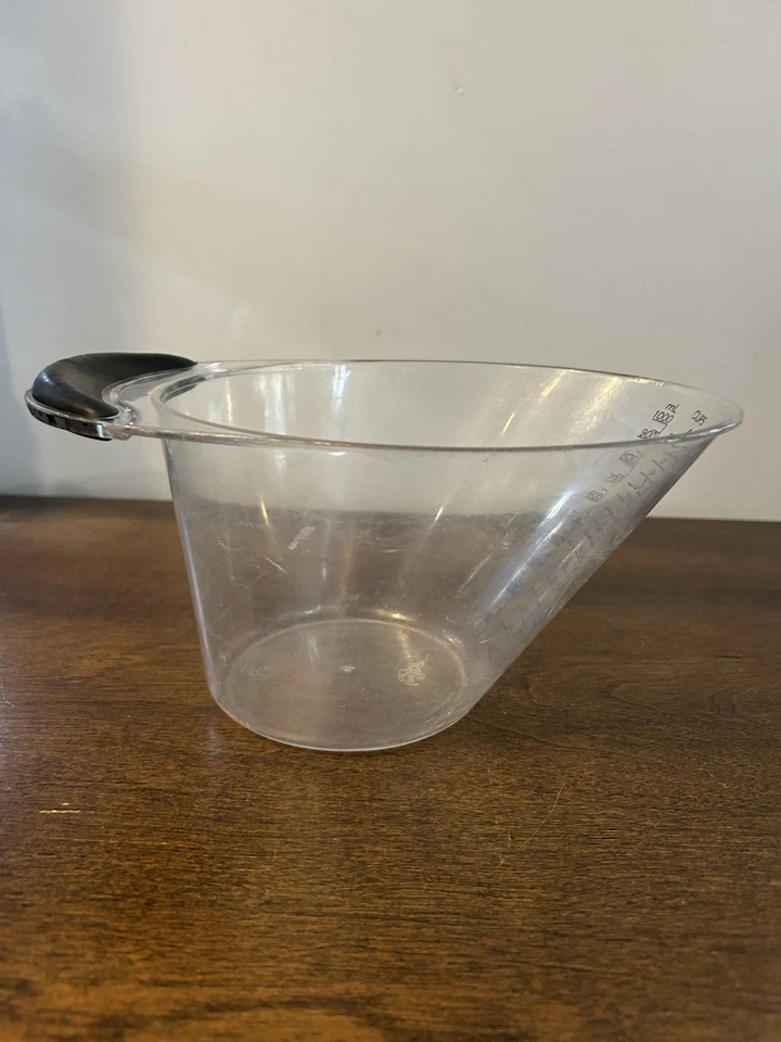 The Pampered Chef Easy Read Measuring Cup 4 Cup Size Surface Marks Still Useable - Image 3 of 4