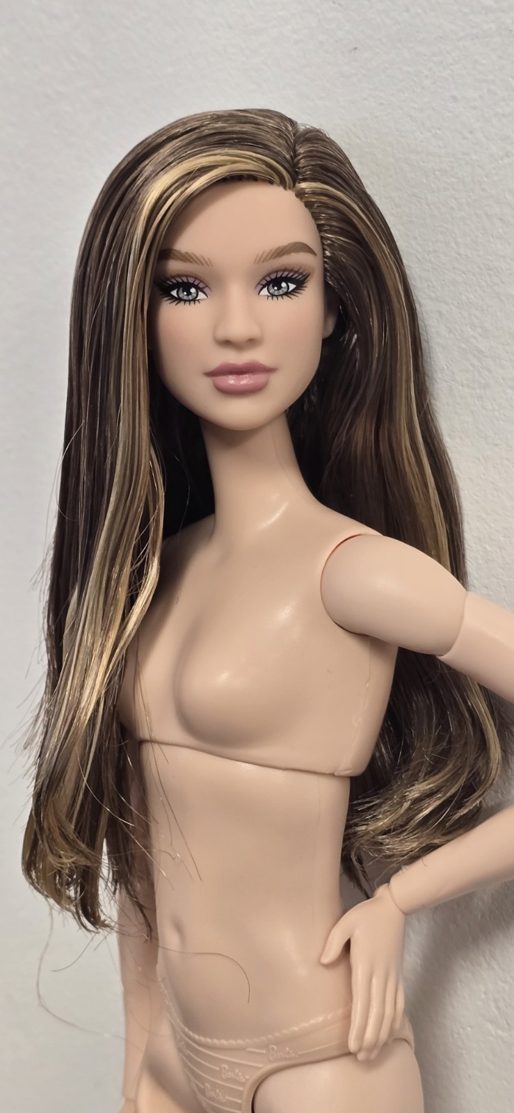 Barbie Hybrid Made To Move You Create Basics Neutral Kit 003