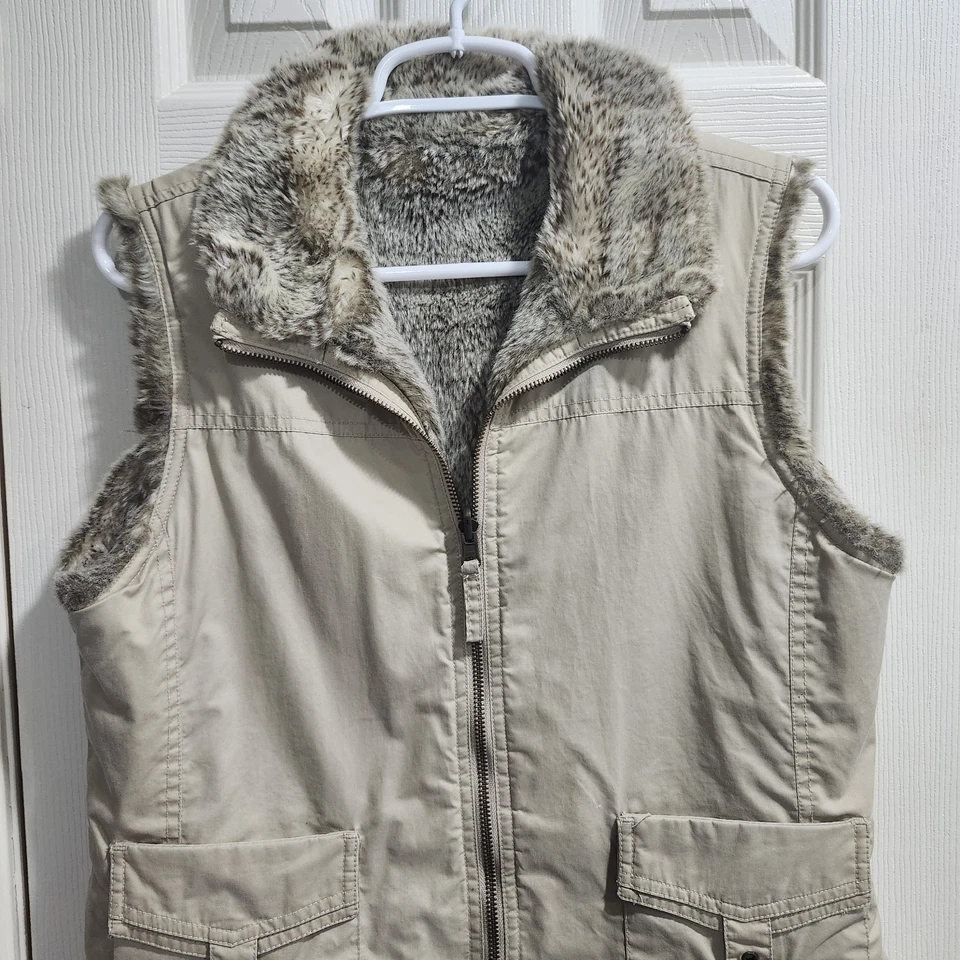 Colete utilitário feminino Old Navy reversível forrado de pele sintética médio bronzeado bolsos com zíper - Imagem 3 de 4