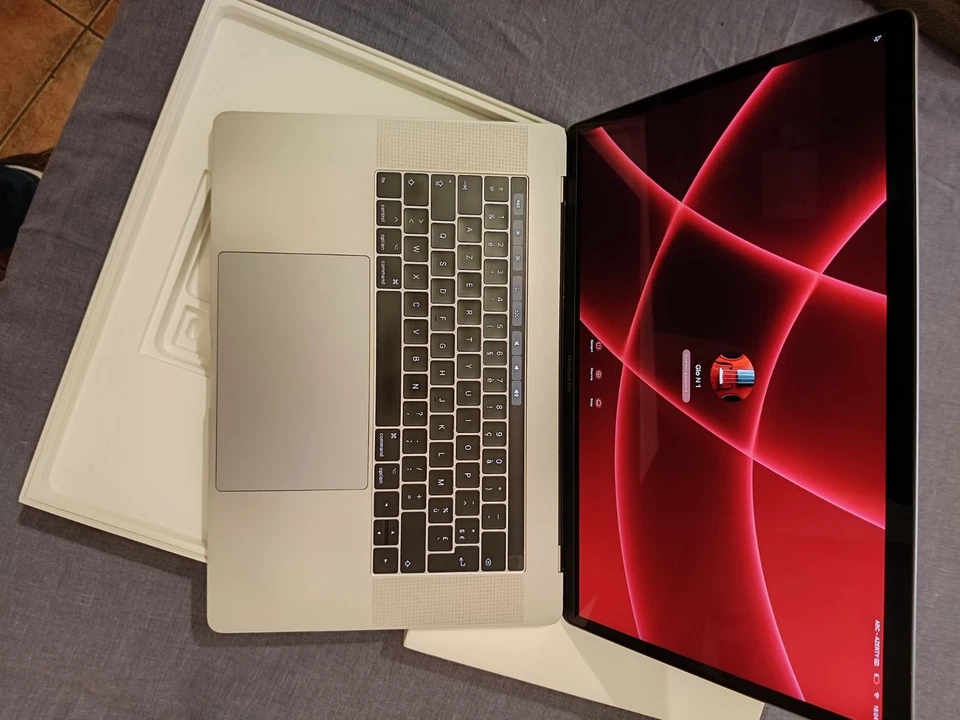 Apple MacBook Pro 15" 2017 · i7 · 16GB · 251GB, foto 3 di 5