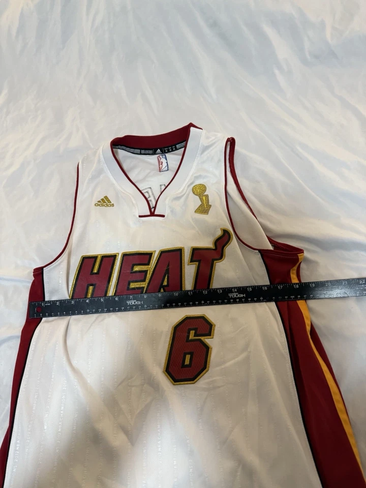 阿迪达斯勒布朗·詹姆斯迈阿密热火2012年NBA总决赛冠军球衣中号159 — 第 4/4 张图片