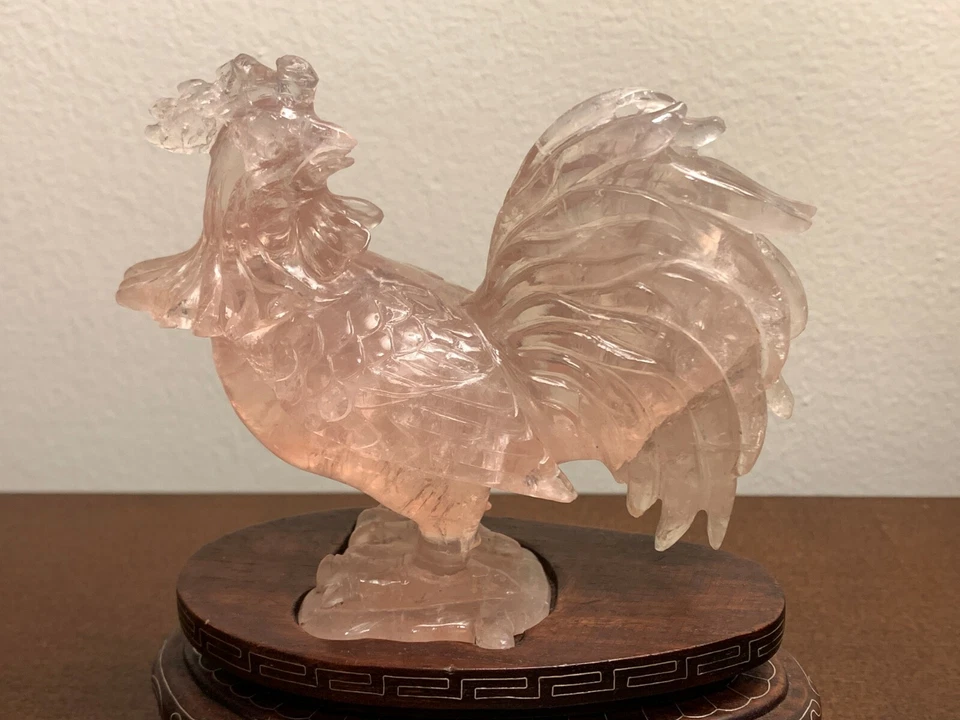 Antigua escultura china tallada de gallo de cuarzo rosa sobre base de madera Foto 2 de 4