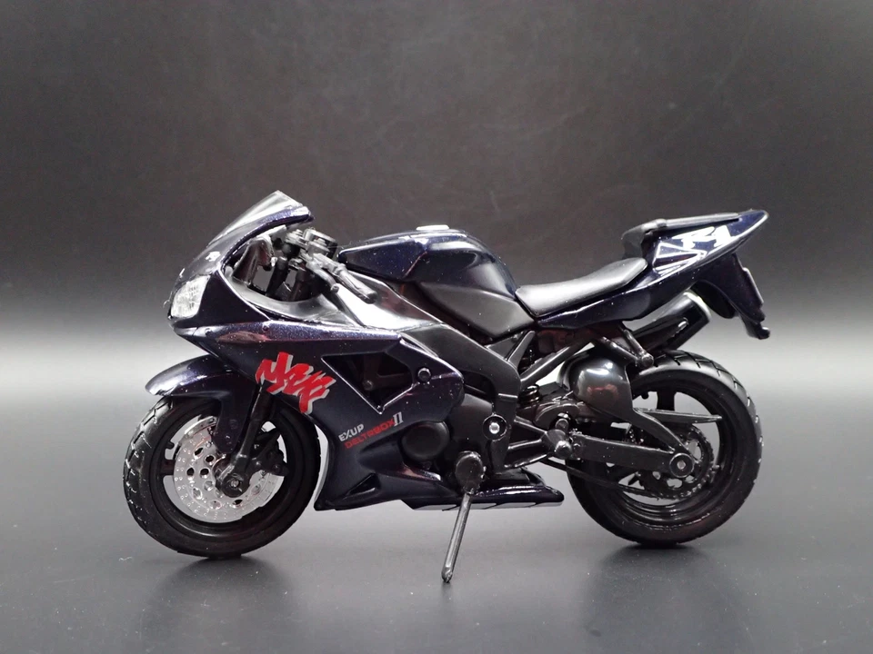 MOTO SPORTIVA YAMAHA YZF-R1 NERA DIORAMA MODELLO DIECAST IN SCALA 1/18 - Immagine 3 di 4