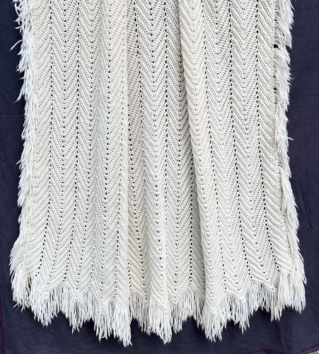 Homemade Cream Crocheted Chevron Blanket 46” by 72” Vtg Fringe Scalloped Edges - Foto 2 di 12