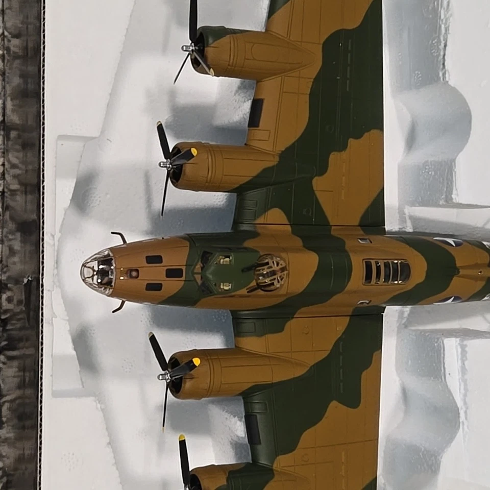 Corgi Aviation Archive 1:72 AA33304 B-17E "Yankee Doodle" 414 Squadron Diecast - Image 4 of 4