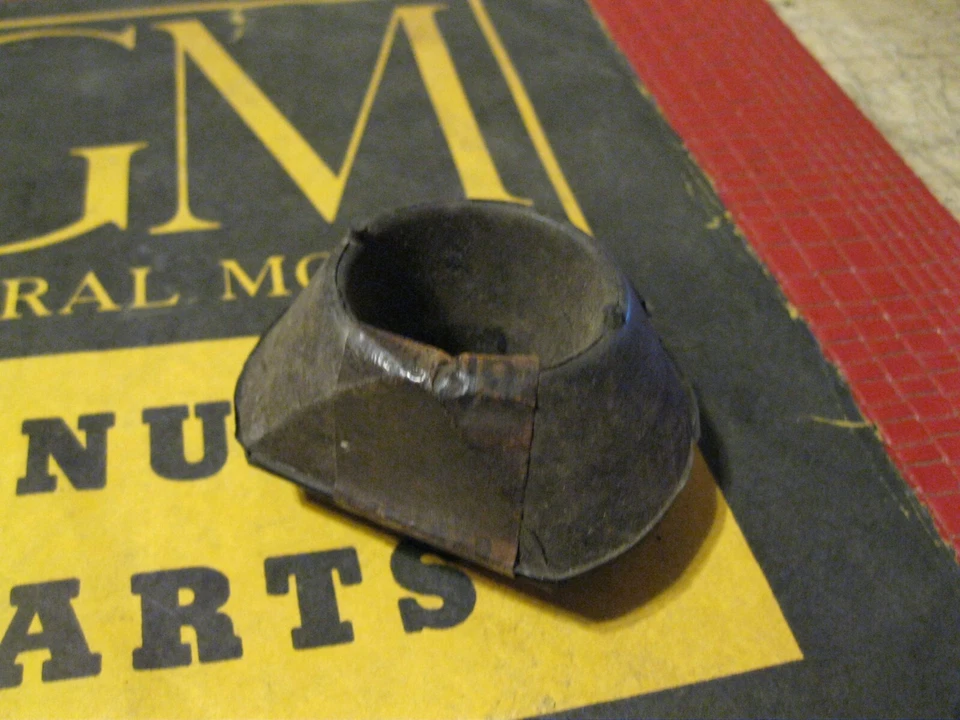 NOS 1960 - 1961 雪佛兰 Corvair 外支柱衬套 — 第 2/2 张图片