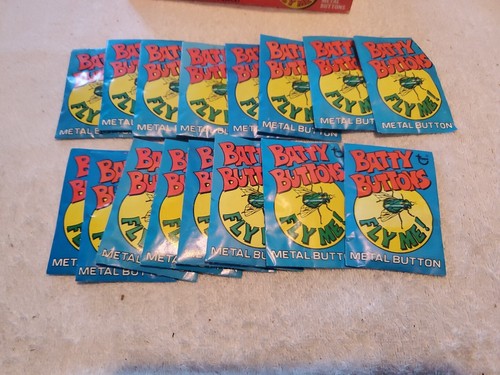 1970 BATTY BUTTONS BOX (16 PACKS) TOPPS BITE ME GET LOST I WANT YOU - Picture 8 of 13