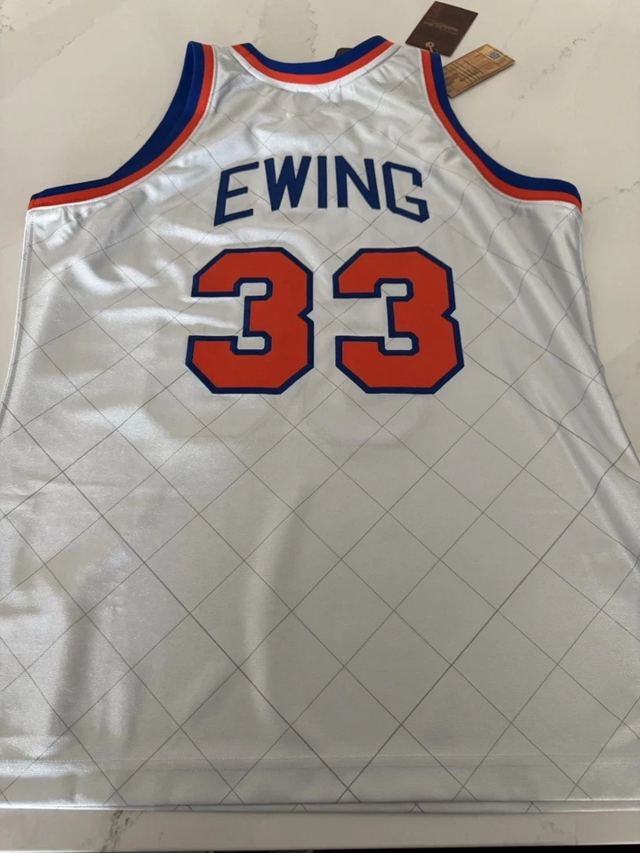 Camiseta deportiva Mitchell & Ness Knicks Patrick Ewing 75 aniversario 85-86 platino talla S Foto 2 de 3