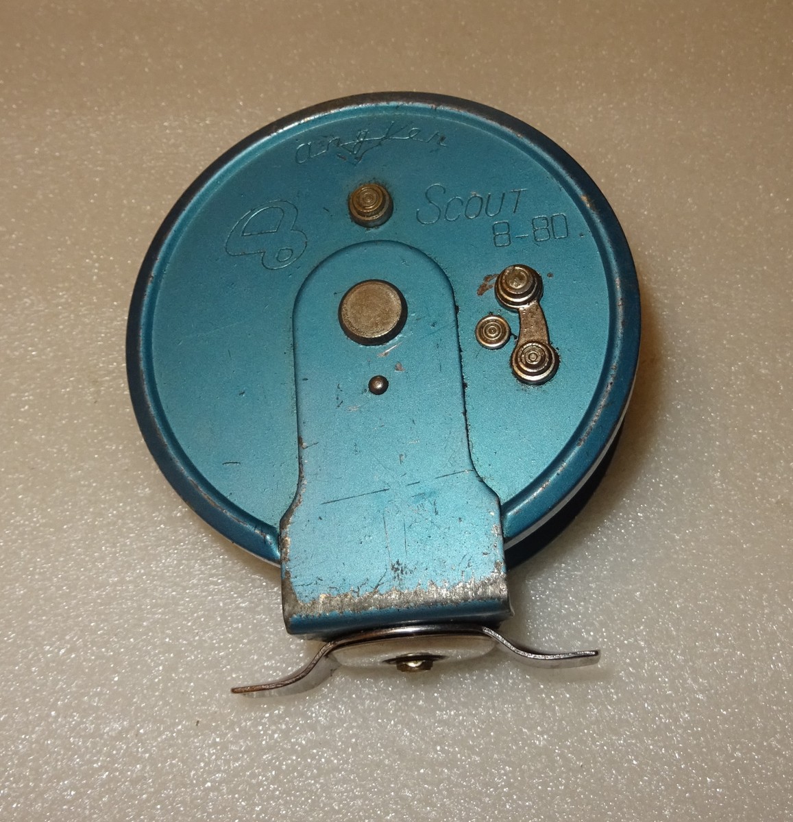 Moulinet De Pêche Ancien ANGLER SCOUT 8-80 – Pour Collectionneur, état Brut (trace De Rouille)