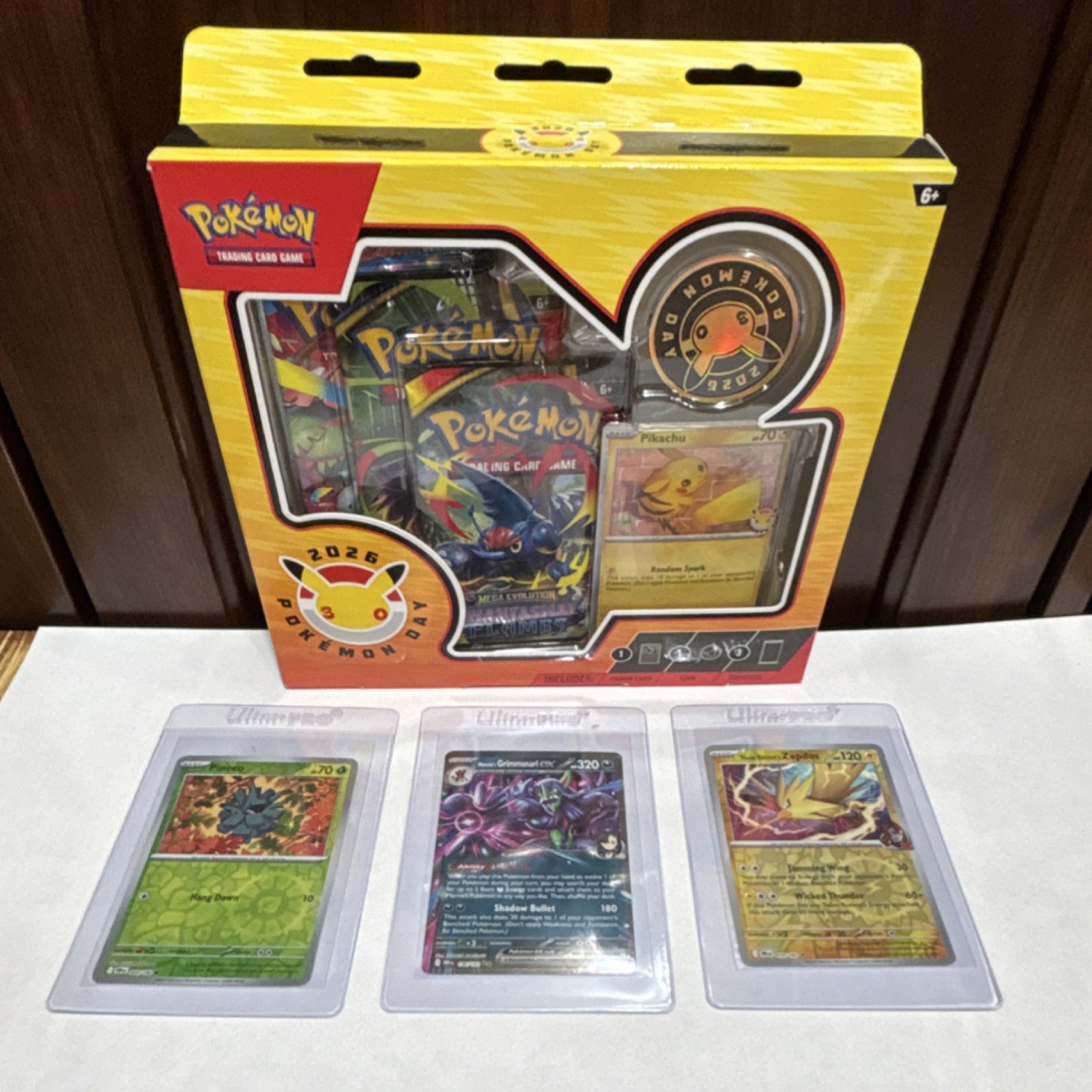 Lote de JCC Pokémon Día 2026 Pokémon - Pikachu, Zapdos, Grimmsnarl, Foil Promo