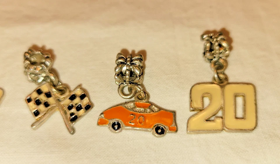 6 dijes de colección TONY STEWART, #20, COCHE + banderas a cuadros para PULSERA .153" apertura Foto 3 de 4