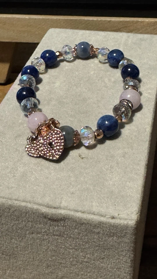 Pulsera de piedras preciosas azules y cuentas de cristal con dije de corazón de oro rosa - Hecha a mano Foto 2 de 3