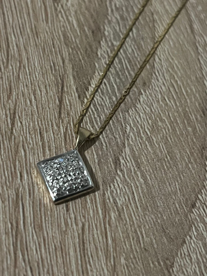Cadena vintage de oro amarillo de 14k con sello con colgante de racimo cuadrado de diamantes de 9k Foto 4 de 4