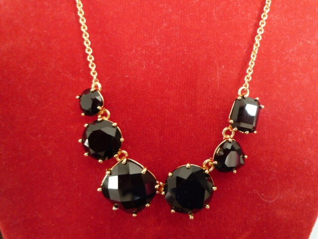 Collier doré Les Néréides avec cristaux noirs pour sublimer vos soirées