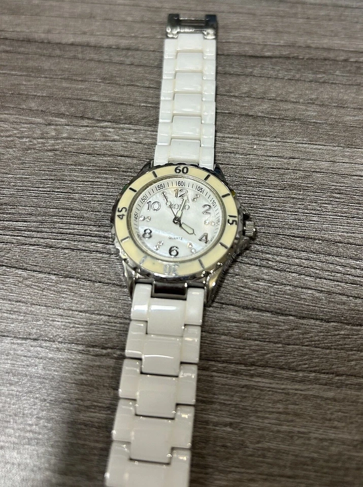 Lindo relógio de cerâmica branca com strass XOXO  - Imagem 2 de 3