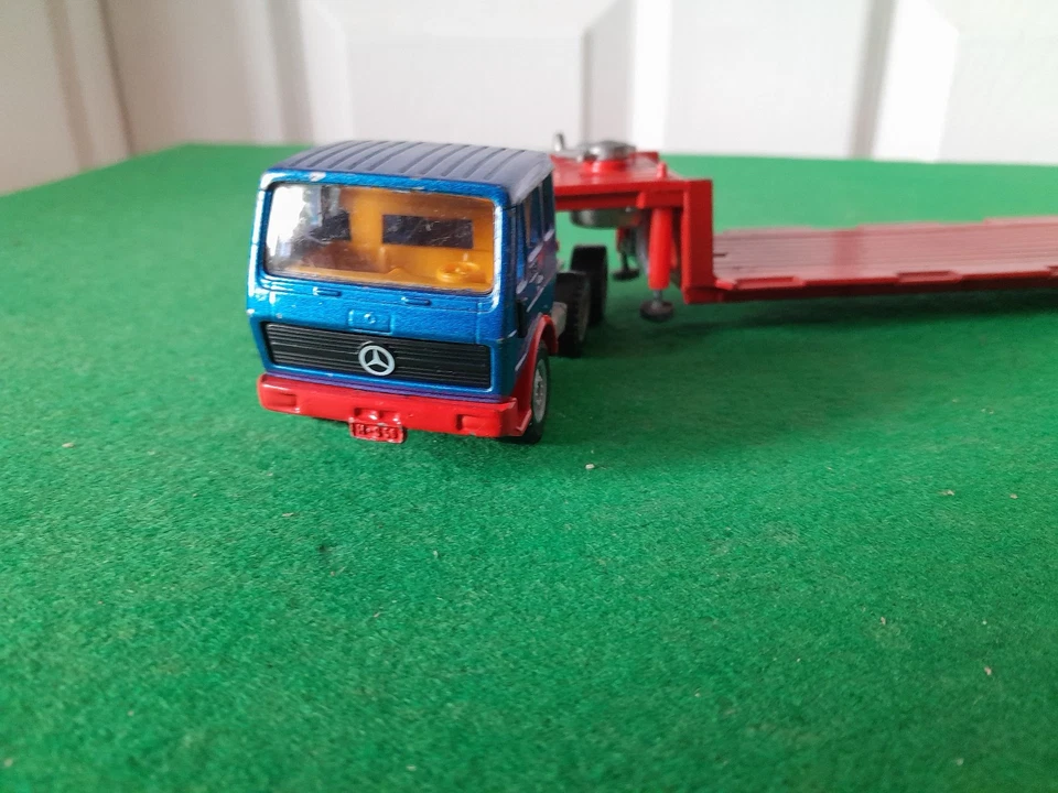 SIKU TOYS GERMANY MERCEDES TRACTOR UNIT & LOW LOADER TRAILER NO MIRRORS - Image 3 of 4