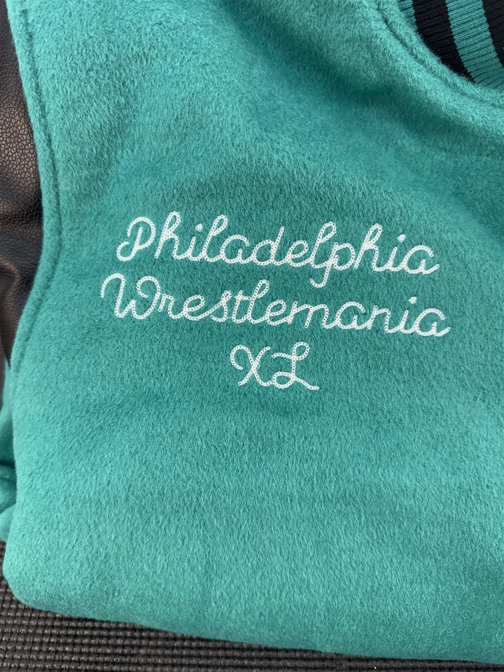 Chaqueta universitaria Chalk Line WrestleMania 40 para hombre CL23329 Foto 2 de 4