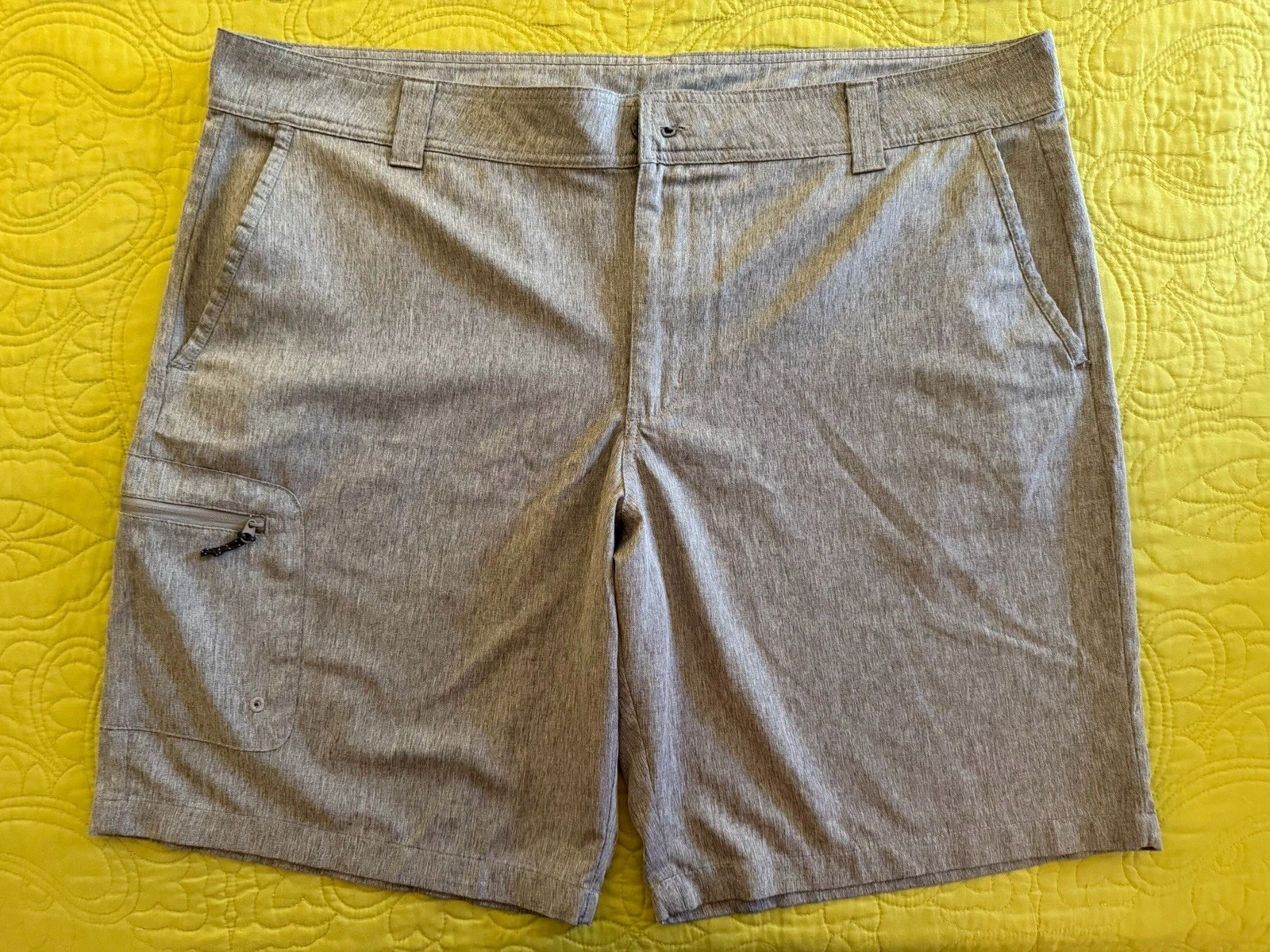 Magellan Cargo Fishing Shorts Gray Wicking Stretch Flat Front Men Size 42 x 10"