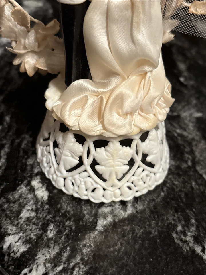 "Vestido de satén y flores de colección 1959 para adorno de pastel de boda con base de plástico, 7"" de alto" Foto 4 de 4