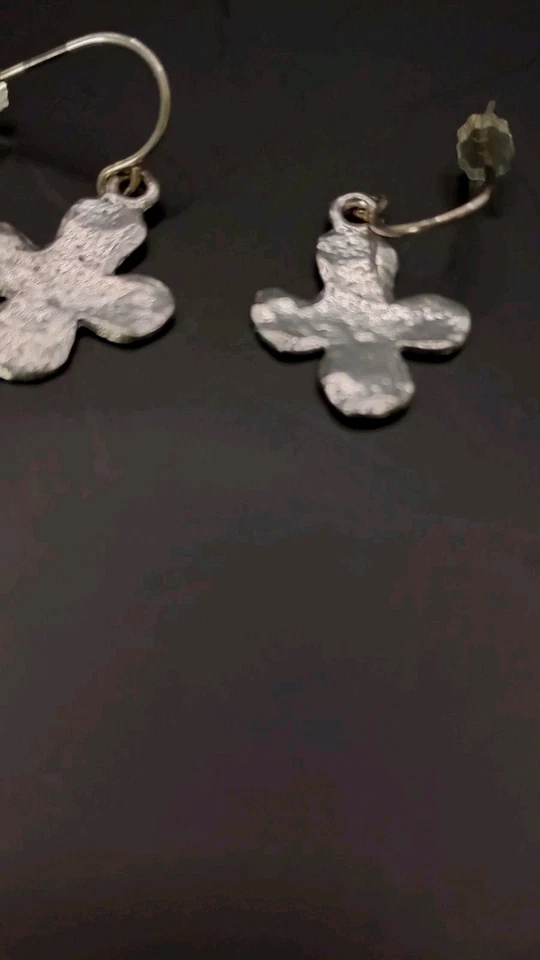 Pendientes cruzados de peltre martillado perforados pequeños 1/2 X 1/2 pulgada Foto 3 de 4