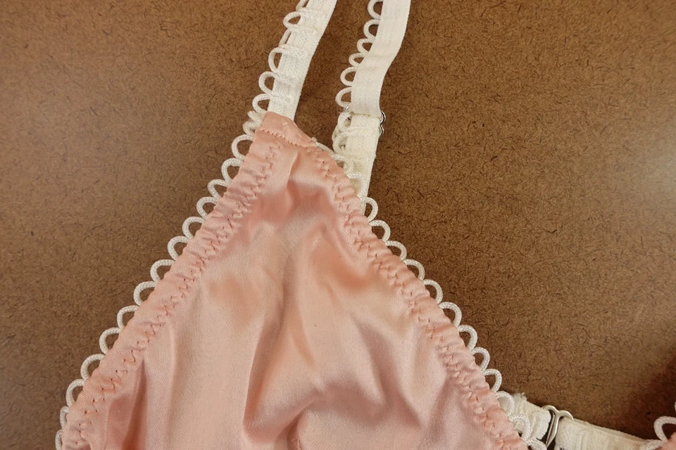 Nuevo bralette triángulo satinado rosa rubor talla pequeña Out From Under para mujer Foto 2 de 4