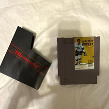 Wayne Gretzky Hockey Nintendo NES Game Cartridge w/ Dust Cover Sleeve
