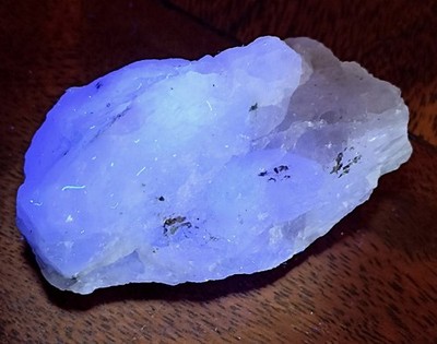 Fluoreszierender roher Mondstein. 39,20g und 45x28x26mm. Mineralien