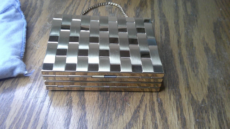 Monedero tejido canasta señora líder tono dorado MCM lápiz labial, cigarrillos, NOS Z101 Foto 3 de 4