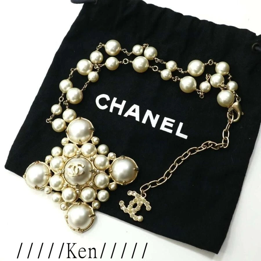 Chanel CC Faux Pearl Pendant Necklace (SHG-31292) – LuxeDH