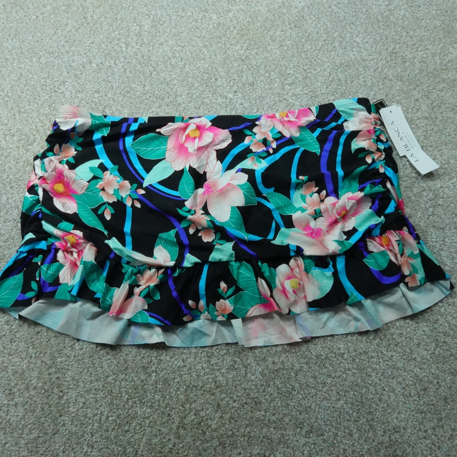Bañador La Blanca para mujer 18W negro floral con falda inferior control abdomen volantes