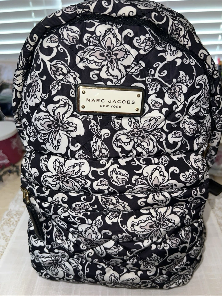 Mochila negra con patrón floral Marc Jacobs Foto 2 de 4