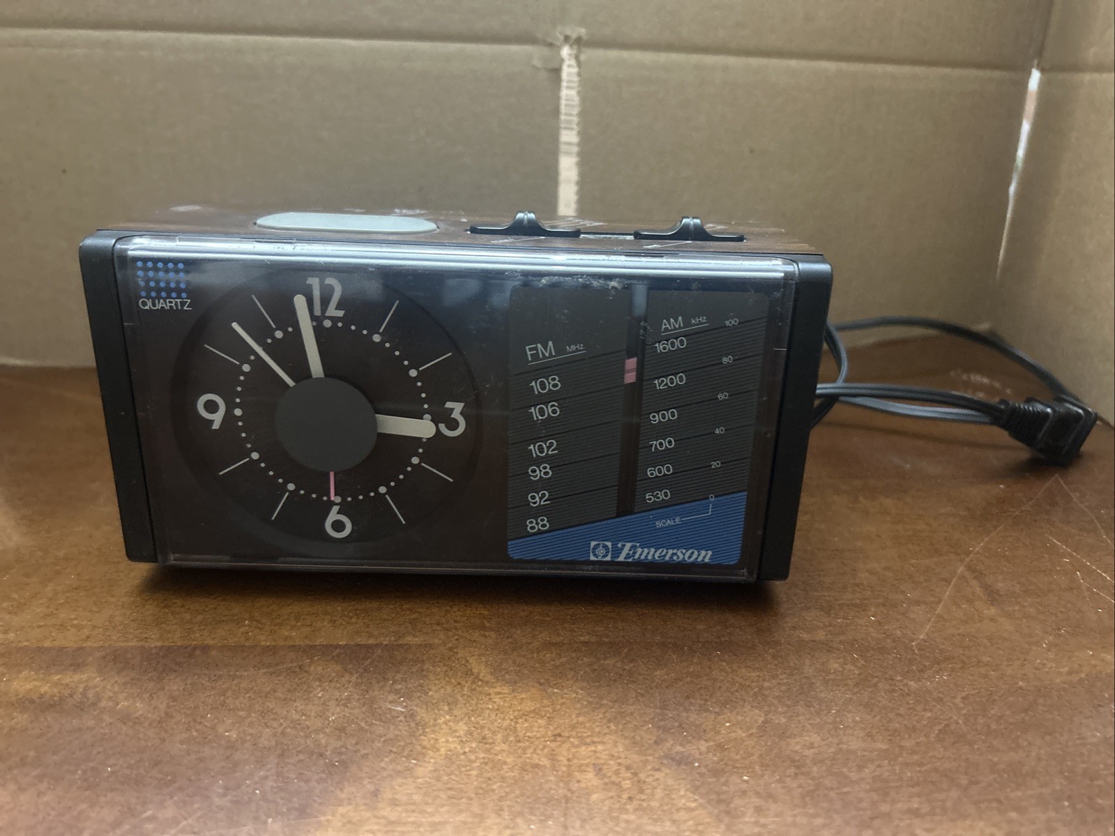 Vintage/Retro 1980s Mechanical/Analog Hands Alarm/Clock/Radio w/Battery Back-Up!